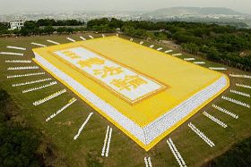 二零零九年十一月二十一日，来自海外九个国家与台湾共六千名法轮功学员，排出指导修炼的《转法轮》立体书模型。