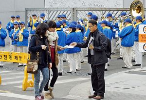 法轮功学员向路人散发真相资料