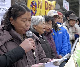 在中共监狱受迫害七年的法轮功学员黄新在集会上发言