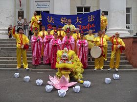 参加鹰城城市节活动的法轮功学员们