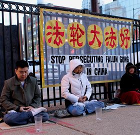 '芝加哥法轮功学员中领馆前烛光守夜，纪念“四•二五”，抗议中共迫害'