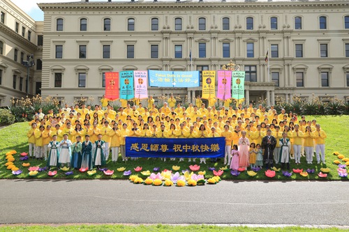 Image for article Australia: Falun Dafa Practitioners in Melbourne Wish Master a Happy Mid-Autumn Festival