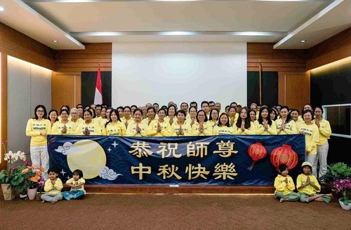 Image for article Falun Dafa Practitioners in Malaysia and Indonesia Respectfully Wish Master Li Hongzhi a Happy Mid-Autumn Festival