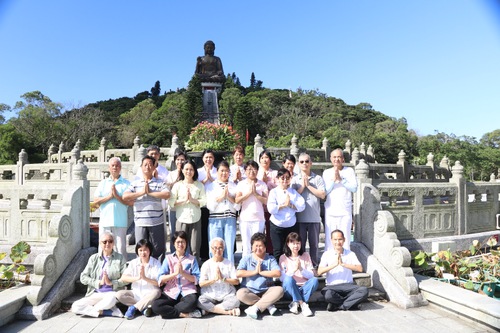 Image for article Falun Dafa Practitioners in Taiwan and Hong Kong Respectfully Wish Master Li Hongzhi a Happy Mid-Autumn Festival