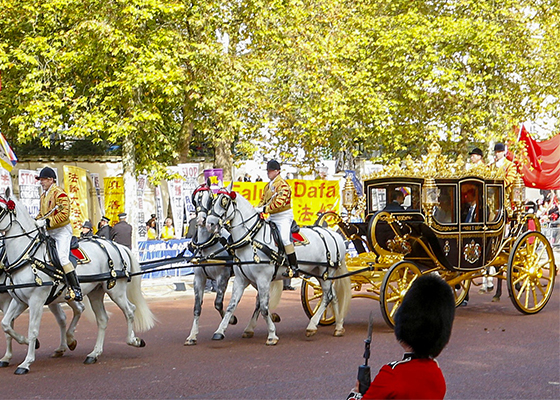 Image for article Falun Gong's Peaceful Appeal During Chinese President's Visit Catches the Attention of England's Royal Family