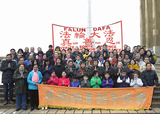 Image for article France: Gathering at the Eiffel Tower to Wish Master Li Hongzhi a Happy New Year