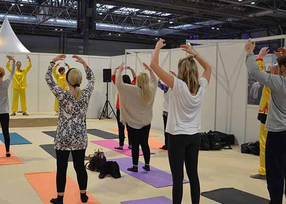 Image for article U.K.: Health Expo Attendees Experience the Peacefulness of Falun Gong