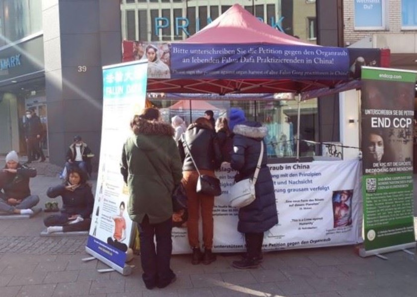 Image for article North Rhine-Westphalia: Falun Dafa Practitioners Expose Ongoing Persecution in China