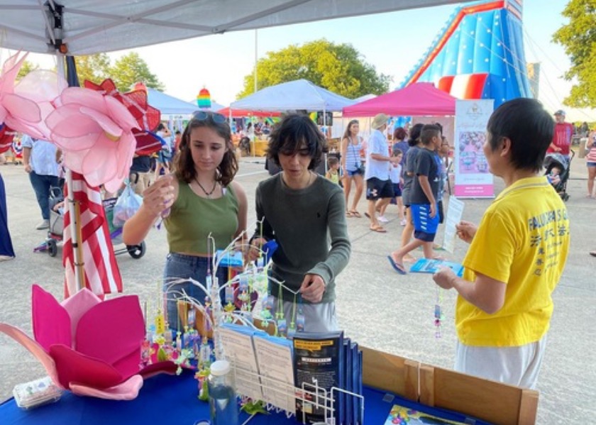 Image for article Plano, Texas: Introducing Falun Dafa at the July 4th Independence Day Fireworks Show