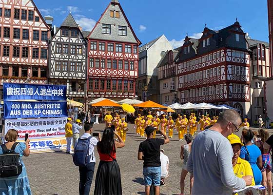 Image for article Frankfurt, Germany: People from All Over the World Praise the 400 Million Chinese Who Have Quit the CCP Organizations