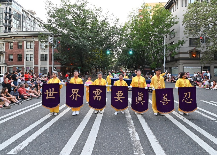 Image for article Washington State: “Fa Boat” Shines in Seattle Seafair Torchlight Parade