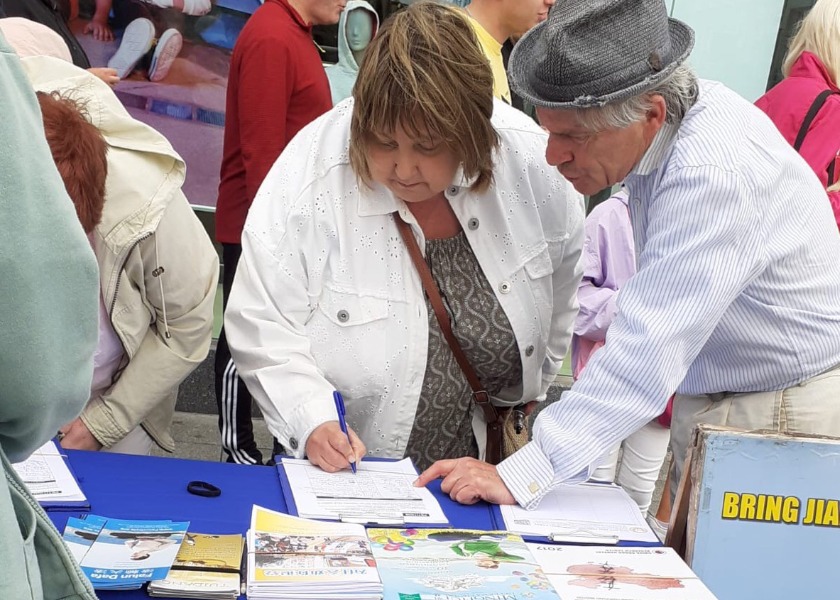 Image for article Ireland: Promoting Falun Dafa at Rose of Tralee International Festival