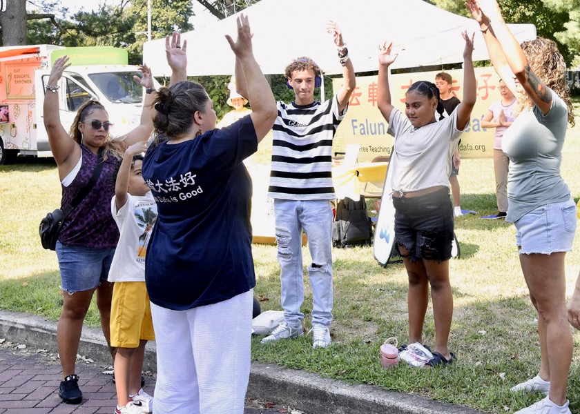 Image for article Philadelphia, USA: Residents Learn about Falun Dafa at State Senator’s Community Day Events