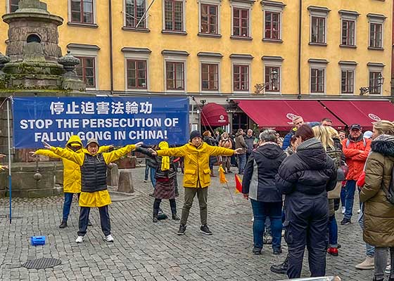 Image for article Stockholm, Sweden: Raising Awareness of the Persecution Outside the Nobel Prize Museum