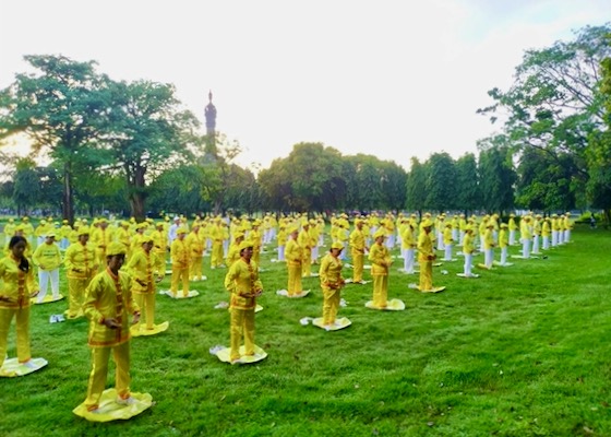 Image for article Indonesia: Practitioners Introduce Falun Dafa During Car-Free Day