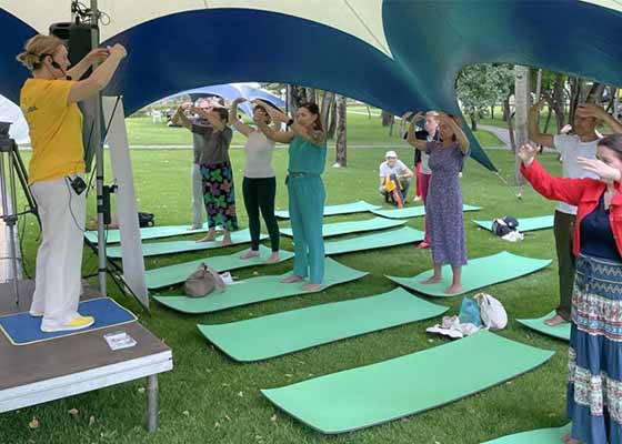 Image for article Moscow, Russia: People Praise Falun Dafa at India Day Festival