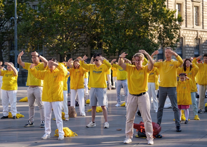 Image for article Paris, France: Practitioners from Across Europe Share the Beauty of Dafa at Place de la République