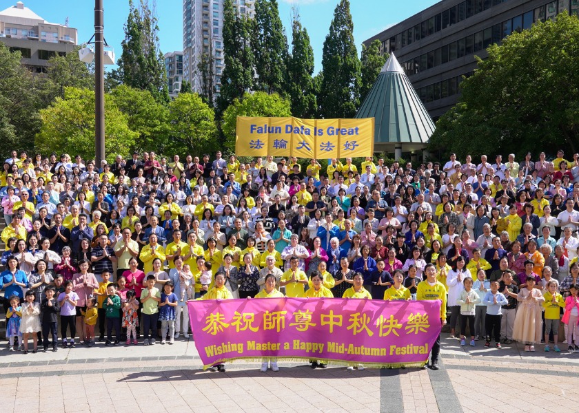 Image for article Toronto, Canada: Falun Dafa Practitioners Wish Master Li a Happy Mid-Autumn Festival