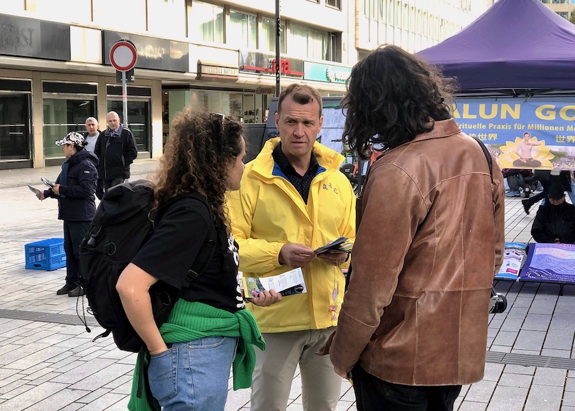 Image for article Düsseldorf, Germany: People Condemn the Persecution of Falun Dafa “You Must Expose the CCP’s Lies”