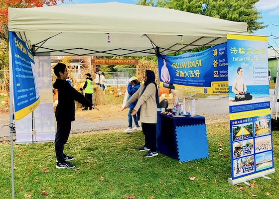 Image for article Canada: Introducing Falun Dafa at Pumpkinfest in Toronto