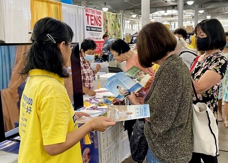 Image for article Hawaii: Falun Dafa Well-Received at the 61st Annual Food and New Product Show