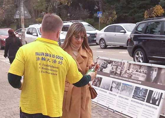 Image for article Bulgaria: People Sign a Petition Calling for an End to the Persecution at Events Marking Human Rights Day