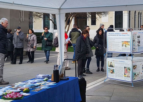 Image for article Italy: Practitioners Introduce Falun Dafa to Residents in Many Cities