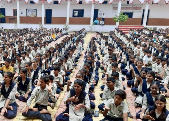 Image for article India: Students and Teachers Learn the Falun Dafa Exercises During Workshops Held in Chimur