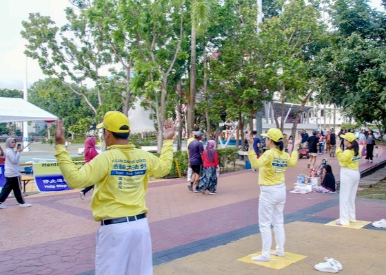 Image for article Batam, Indonesia: Candlelight Vigil Calls for an End to 25 Years of Persecution in China