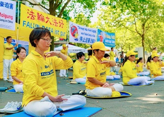 Image for article Berlin Germany: Event Raises Awareness of the Persecution of Falun Gong