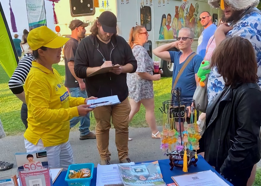 Image for article New York: Oswego Harborfest Visitors Learn About Falun Dafa