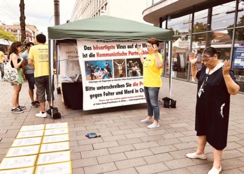 Image for article Germany: Public in Mannheim Condemns Persecution of Falun Dafa “Communism is a Plague on Humanity”