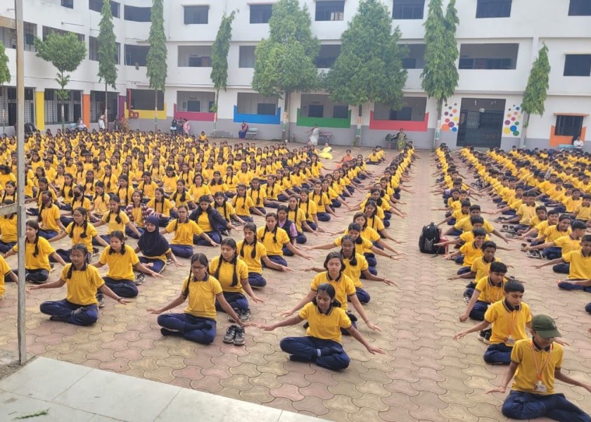 Image for article India: Over 1,200 Middle and High School Teachers and Students Learn the Falun Dafa Exercises