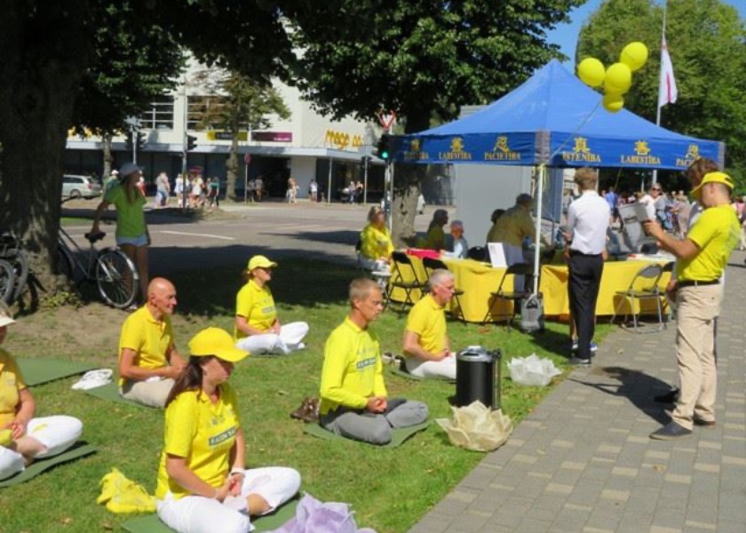 Image for article Latvia: People Eager to Learn About Falun Dafa During Ventspils City Festival