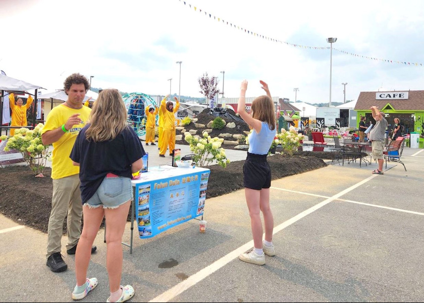 Image for article Canada: Introducing Falun Dafa at a Cultural Festival