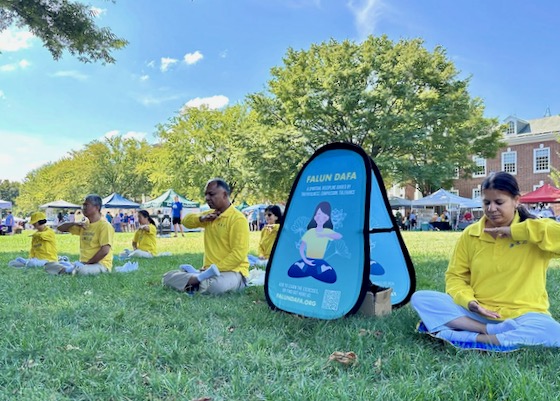 Image for article Newark, Delaware: People Support Falun Dafa and Ending the Persecution at a Community Day Event