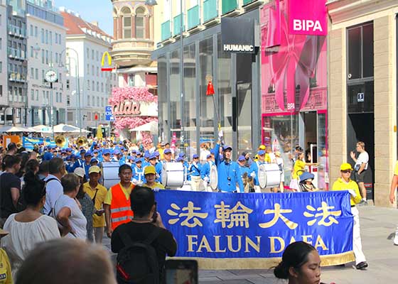 Image for article Austria: People Praise Falun Dafa and Condemn the Persecution During Parade in Vienna