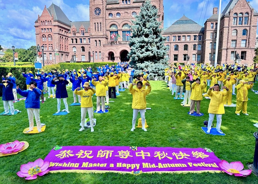 Image for article Toronto: Practitioners Wish Falun Dafa’s Founder a Happy Mid-Autumn Festival