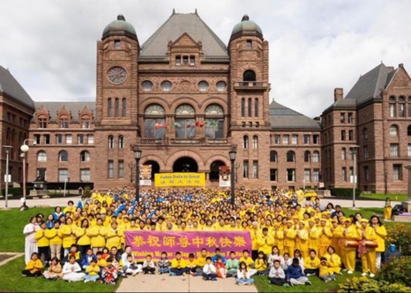 Image for article Toronto, Canada: Falun Dafa Practitioners Appreciate Master Li and Wish Him a Happy Mid-Autumn Festival