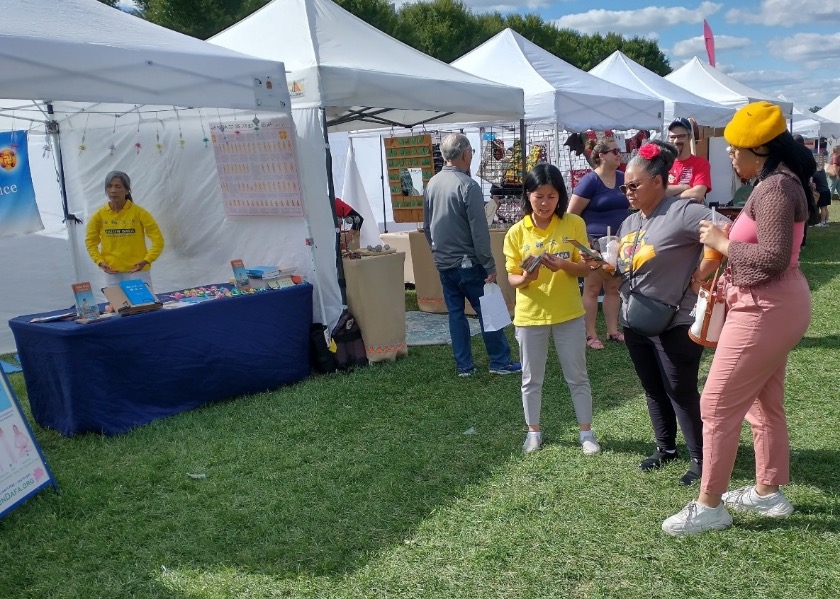 Image for article Kentucky, U.S.A.: Introducing Falun Dafa at Big Four Arts Festival in Louisville