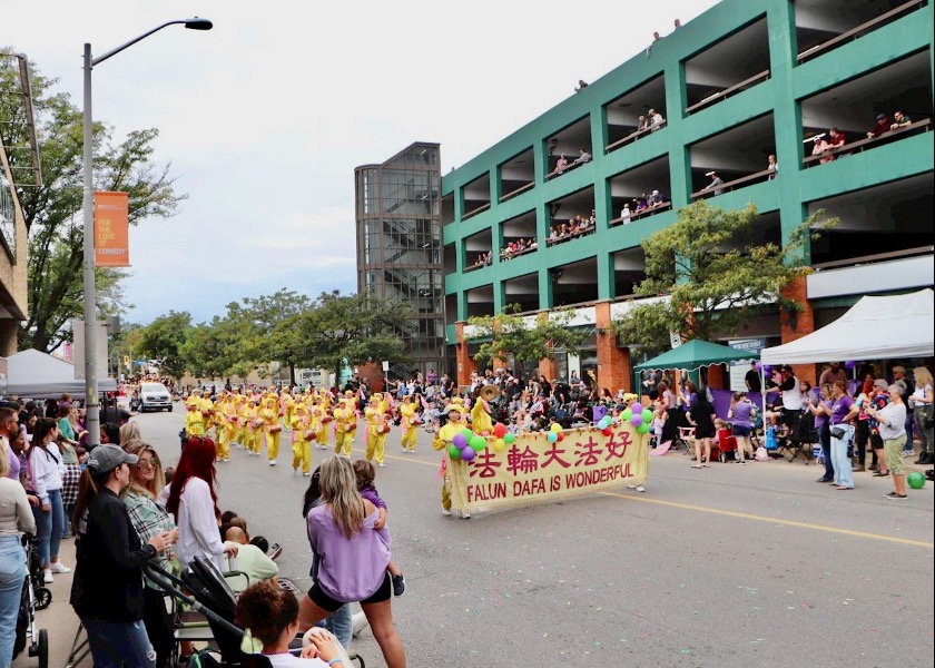 Image for article Canada: Falun Dafa Enjoys Warm Welcome at Niagara Grape and Wine Festival Parade