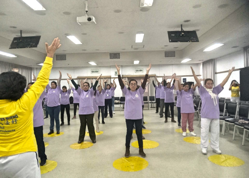 Image for article Lima, Peru: Hospital Staff Learn the Falun Gong Exercises