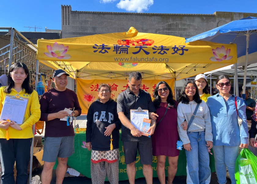 Image for article New York: People Learn about Falun Gong During Street Market