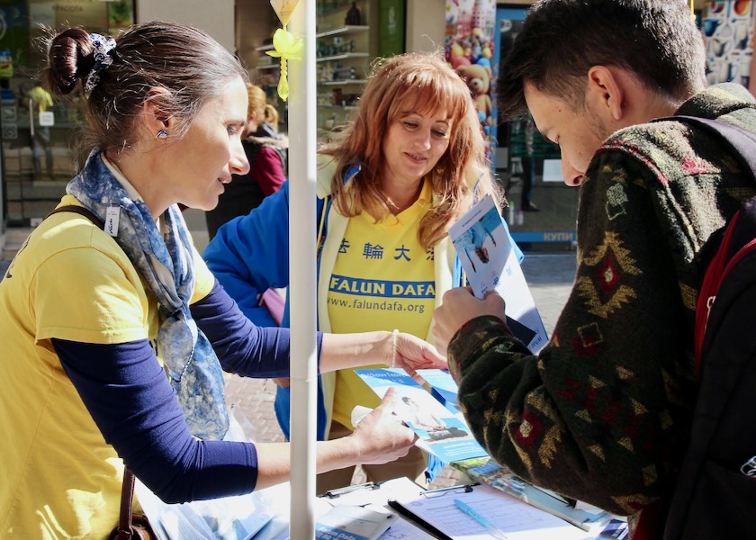 Image for article Plovdiv, Bulgaria: People Learn about Falun Dafa