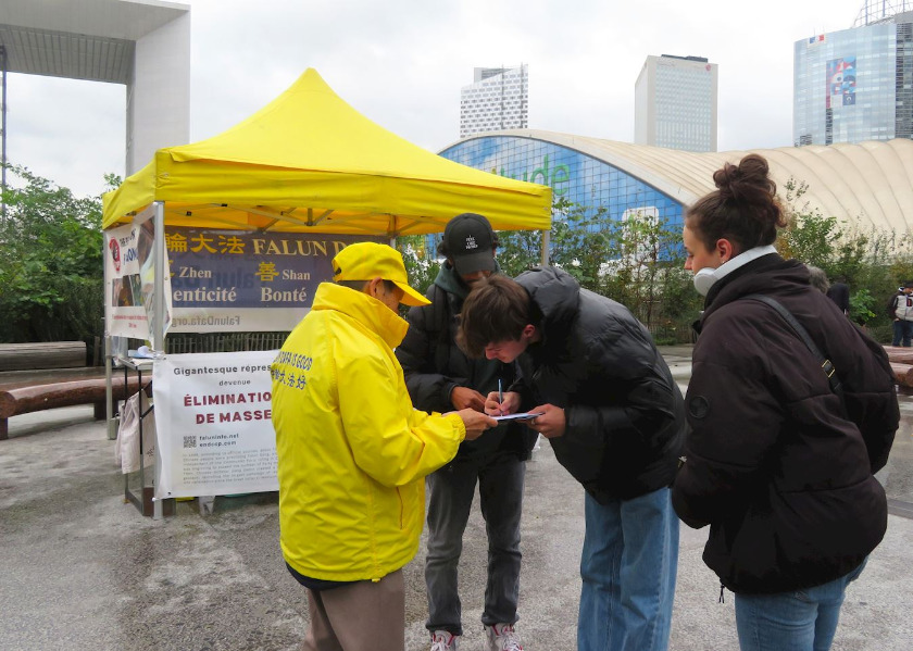 Image for article Paris: People Show Support for Falun Dafa at Informational Events